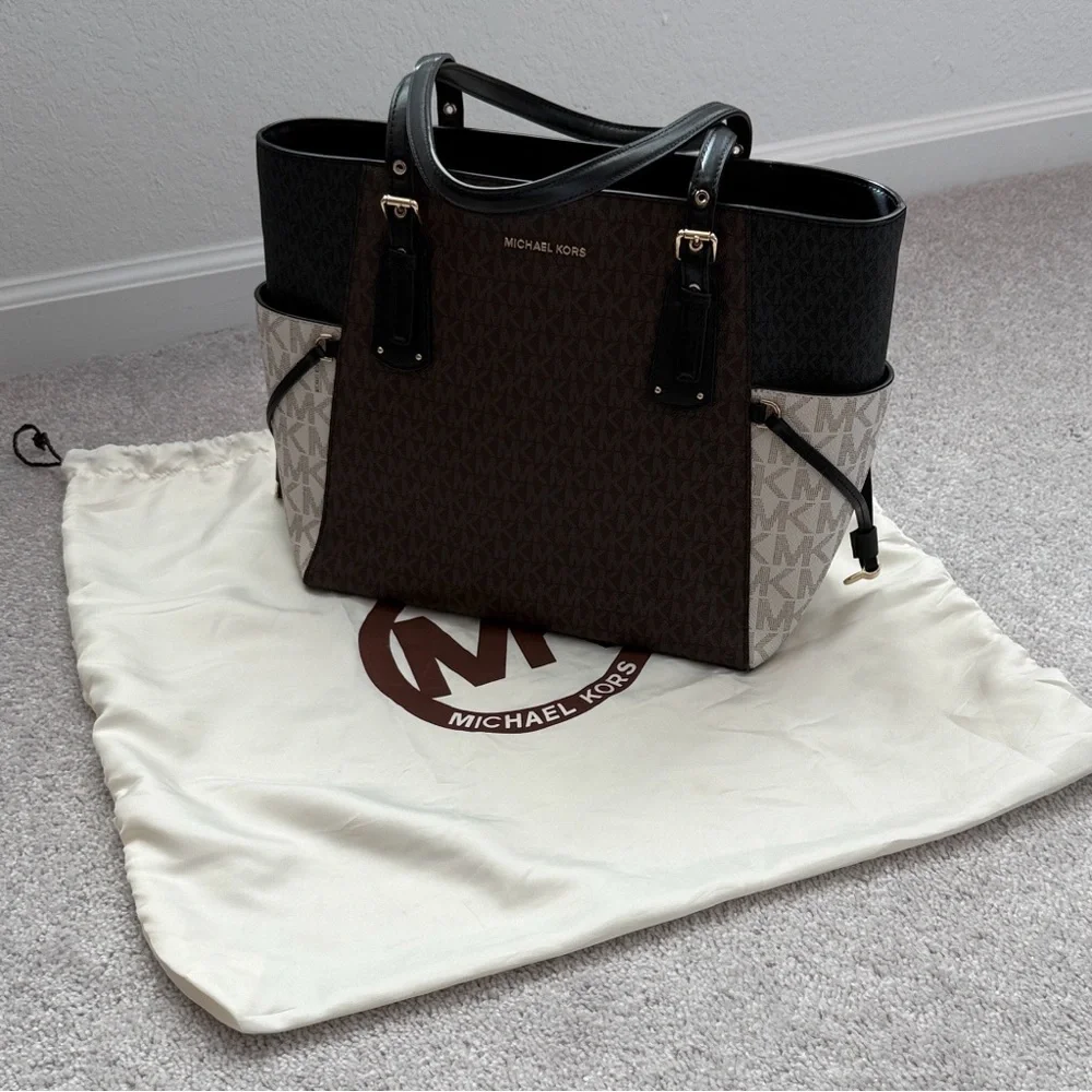 Michael Kors Voyager Large Signature Logo Tote Bag- Black and Brown - Picture 14 of 15